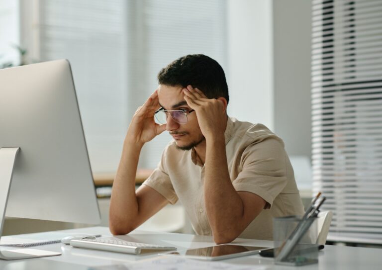 איך לשבת נכון מול מחשב